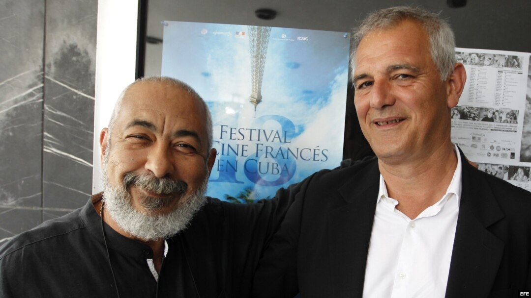 El escritor cubano Leonardo Padura (i) y el director francés Laurent Cantet (d). 