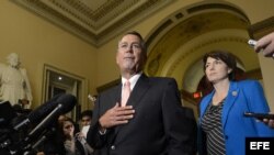 El Presidente de la Cámara de Representantes John Boehner (c) habla con la prensa