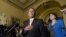 El Presidente de la Cámara de Representantes John Boehner (c) habla con la prensa