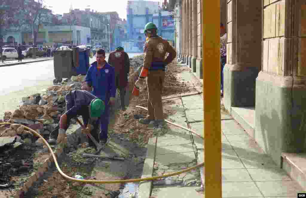 Trabajos para poner conductos de agua principalmente en zonas centricas en Centro Habana