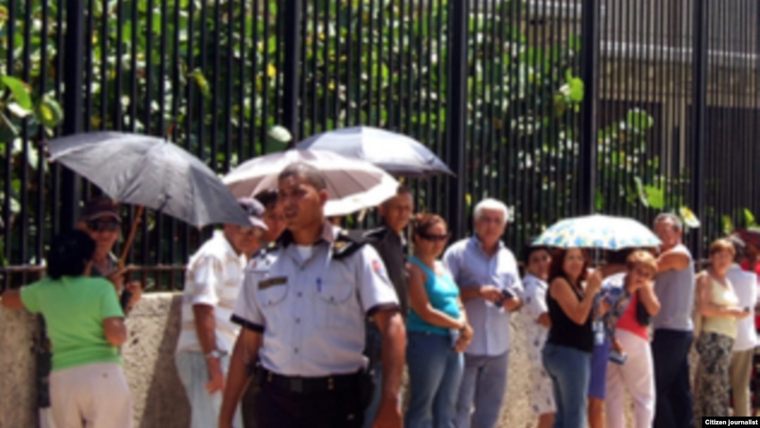 Cubanos hacen fila para entrar a la Sección de Intereses de EE.UU. en La Habana.