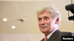 El portavoz del Kremlin, Dmitri Peskov, habla con periodistas junto a Vladímir Putin en la cumbre BRICS de Nueva Delhi.