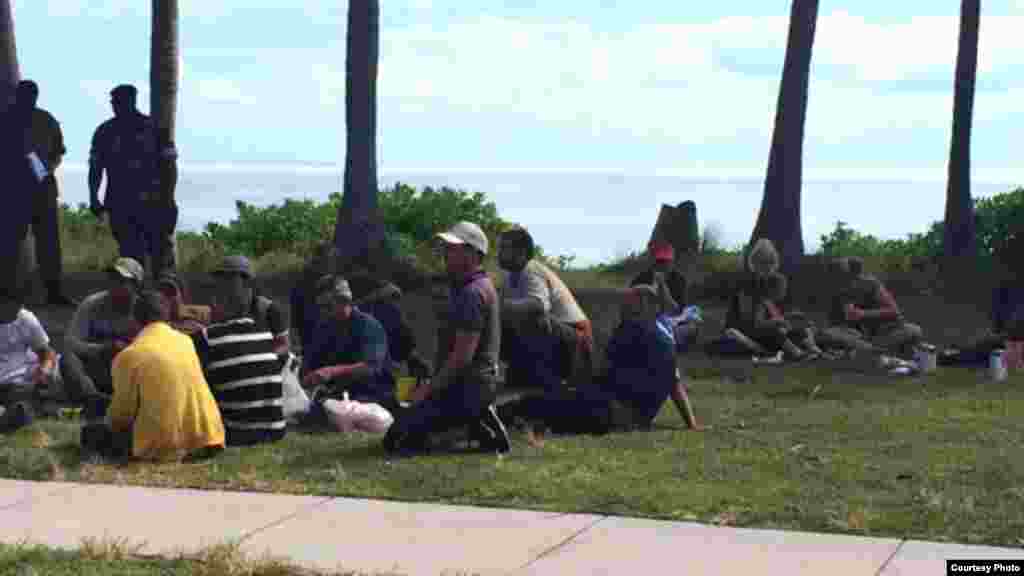 Portada de la "Guía de turismo para visitar lugares importantes en Cuba".