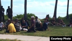 Cubanos llegan a Cat Cay en las Bahamas.