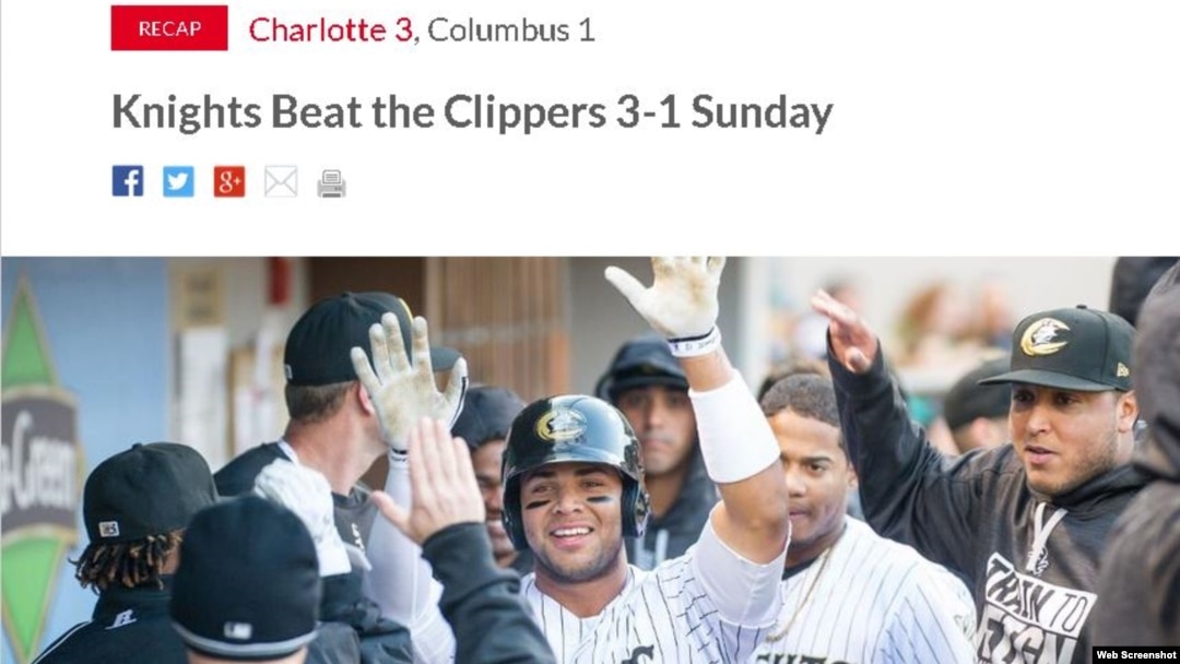 Los jugadores de Charlotte Knights felicitan a Yoan Moncada. Tomado de https://www.milb.com/knights/news/knights-beat-the-clippers-3-1-sunday/c-227467522/t-196097284