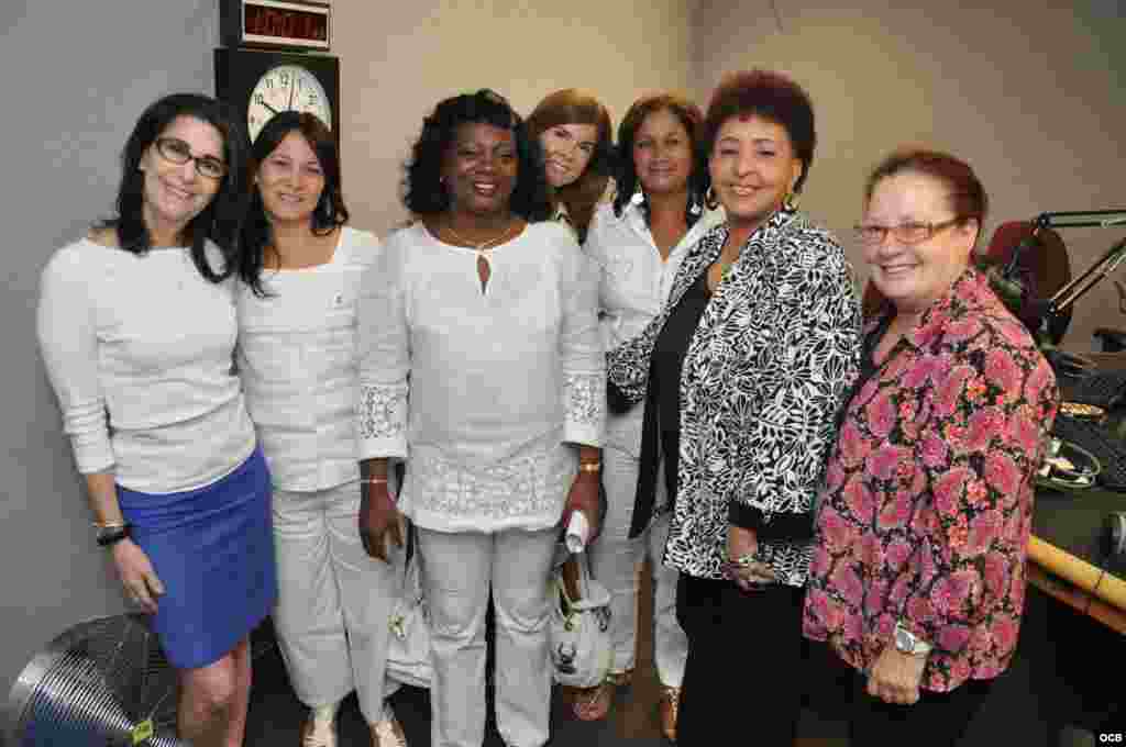 Las Damas de Blanco intercambian con el equipo del programa Con Voz Propia de Mart&iacute; Noticias.