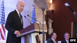 El vicepresidente de EE.UU., Joseph Biden (i), hablando hoy, viernes 20 de septiembre de 2013, durante su visita a México