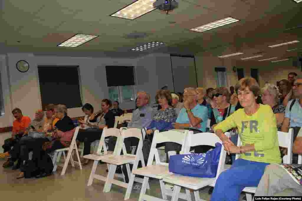 Público asistente a las lecturas y presentaciones de la Feria Internacional del Libro de Miami 2015.