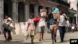 Una familia cubana residente en la Habana vieja traslada sus pertenencias hacia lugares seguros