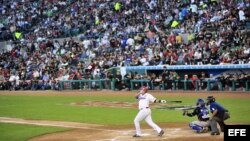 El cubano Donell Linares, integrante del equipo de República Dominicana, batea ante la selección de México (3 de febrero 2013)