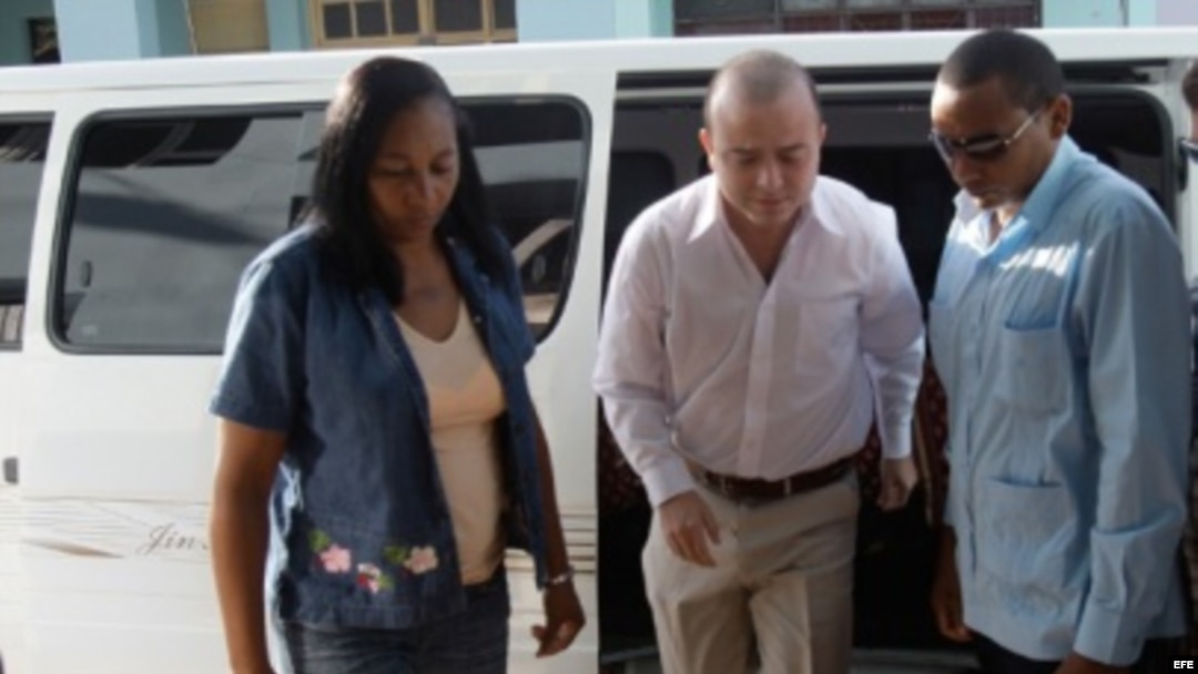 Carromero entrando al tribunal en Bayamo