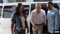 Carromero entrando al tribunal en Bayamo