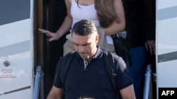 Flavio Bolsonaro baja de un avión tras su llegada al aeropuerto ejecutivo de Opa Locka, en Miami, Florida, el 28 de octubre de 2026.