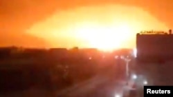 Estados Unidos ataca objetivos hutíes, en Dhamar, Yemen, en esta captura de pantalla de un video publicado el 18 de enero de 2024. Video obtenido por REUTERS.