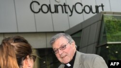 Una foto tomada el 14 de febrero de 2019, muestra al cardenal George Pell saliendo del tribunal del condado de Melbourne después de una audiencia en el tribunal de Melbourne.