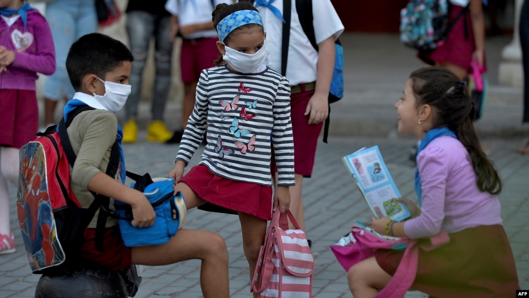 Niños usan máscaras en La Habana, Cuba, donde las autoridades no han decretado un cese de las actividades escolares antes el coronavirus. 