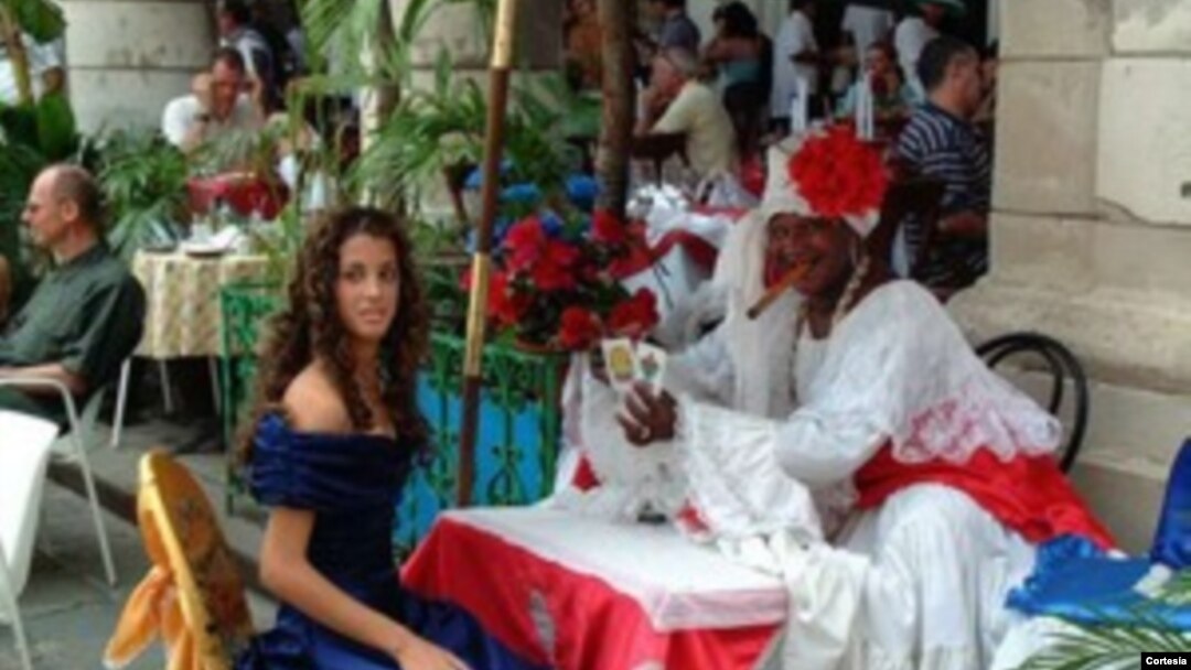 Tirando cartas en la Plaza Vieja