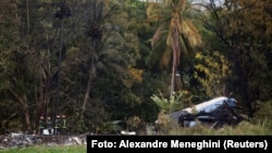 Bomberos trabajan en el lugar de los restos de un avión Boeing 737 que se estrelló en La Habana, en Cuba, el 18 de mayo de 2018. 