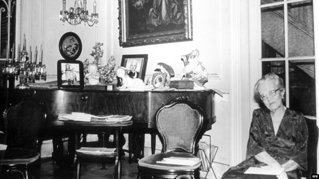 La poetisa cubana Dulce María Loynaz en su residencia en La Habana.