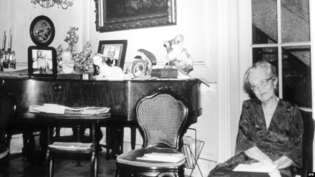 La poetisa cubana Dulce María Loynaz en su residencia en La Habana.