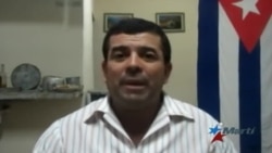 Agente de la policía cubana amenaza con disparar su arma contra opositor