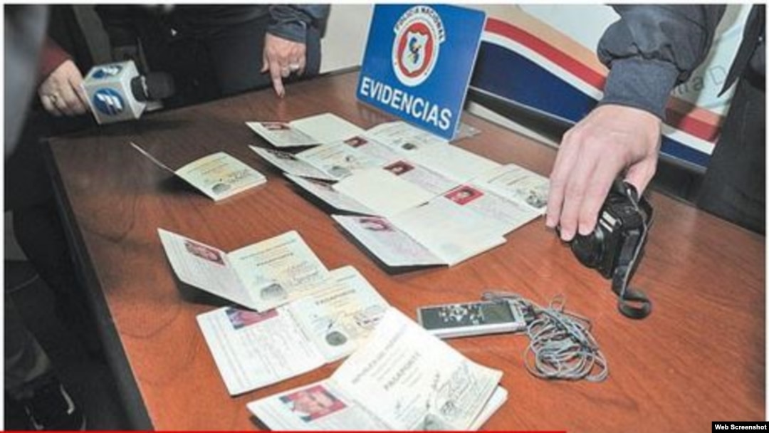 Policía mostró a medios algunos de los pasaportes incautados.