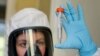 Una empleada muestra la vacuna contra el COVID-19 desarrollada en el Centro Nacional de Epidemiología y Microbiología Nikolai Gamaleya, en Moscú.