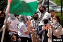 Estudiantes protestan este martes con banderas palestinas y kufiyas a la entrada del Hamilton Hall, en la Universidad de Columbia. (Mary Altaffer/Pool via REUTERS)