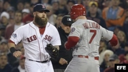 Mike Napoli (i) de los Medias Rojas de Boston durante el juego número seis de la Serie Mundial ante los Cardenales de San Luis, el miércoles 30 de octubre de 2013, en el estadio Fenway Park en Boston (Estados Unidos).