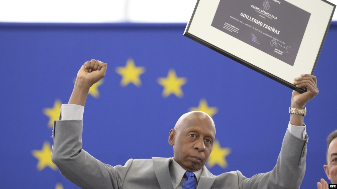 El opositor cubano Guillermo Fariñas posa con el puño en alto tras aceptar el premio Sájarov durante un acto celebrado en el Parlamento Europeo en Estrasburgo (Francia), hoy, miércoles 3 de julio de 2013. Fariñas se mostró hoy confiado en que "un día Cuba