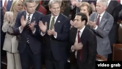 El secretario de Estado Marco Rubio hace un gesto de agradecimiento a las palabras del presidente Donald Trump sobre su trabajo como secretario de Estado, durante el discurso ante el Congreso sobre el Estado de la Unión. 