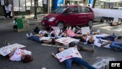 Manifestantes opositores al Gobierno de Nicolás Maduro disfrazados de muertos participan este jueves 10 de abril de 2014, en una protesta por la Avenida Francisco de Miranda en Caracas (Venezuela).