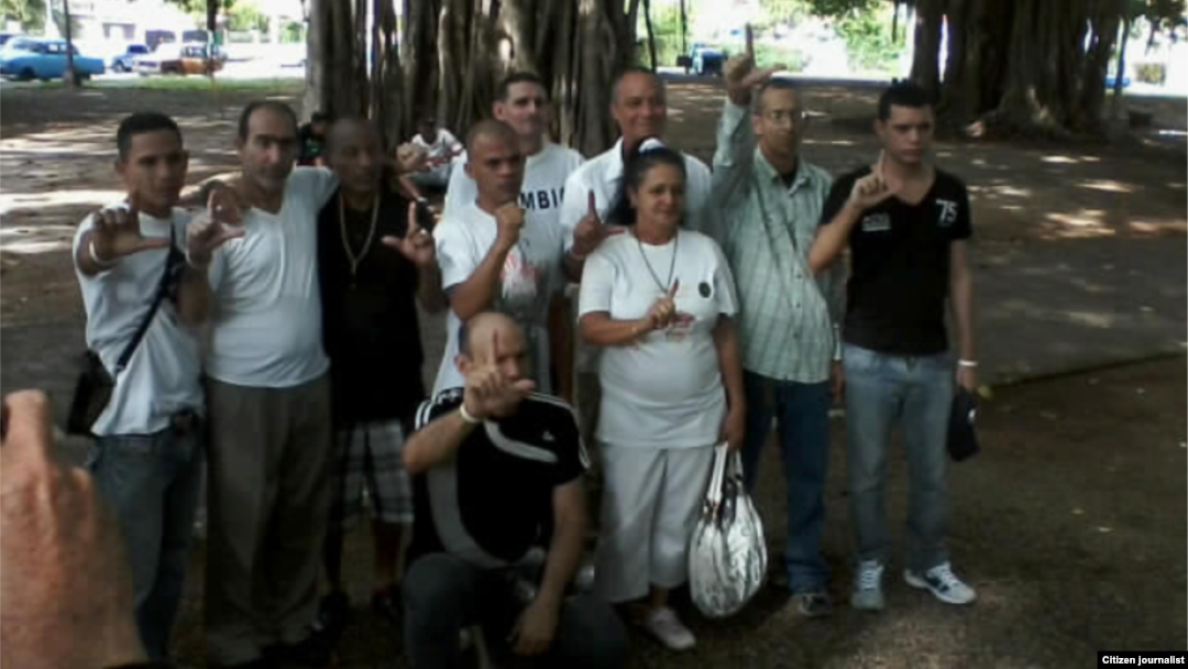 Reporta Cuba Diez excarcelados, entre elllos la Dama de Blanco Haideé Gallardo reunidos en Parque Gandhi este domingo 11 de enero Foto Angel Moya
