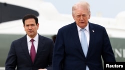 El presidente de EEUU, Donald Trump, aborda el Air Force One junto al secretario de Estado, Marco Rubio
