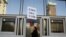 Un hombre protesta ante la sede del Banco de Madrid intervenido por el Banco de España.