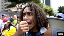 CENTENARES DE PERSONAS MARCHAN EN CARACAS EN CONTRA DE MADURO