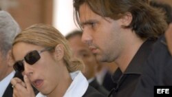 Fotografía de archivo de la cantante Shakira (c) con Antonio de la Rúa (d). 