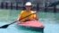 El atleta estadounidense débil visual, Peter Crowley, a bordo de su kayak.