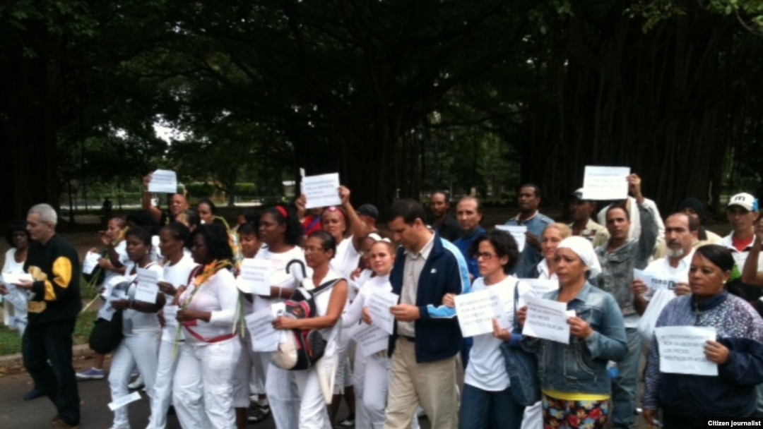 Reporta Cuba. Integrantes del ForoDyL asisten a jornada de #TodosMarchamos (31/01/2016). Foto: Ángel Moya.