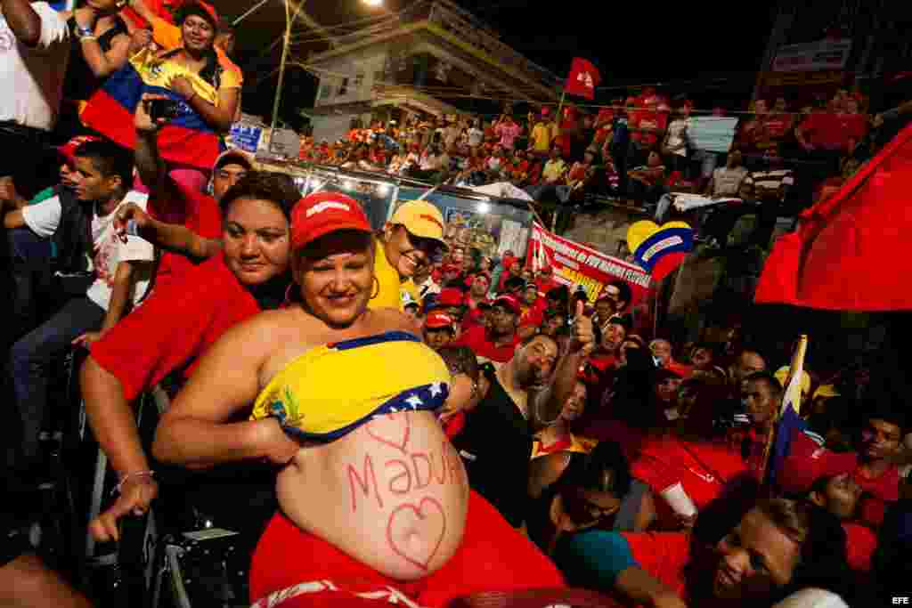 Seguidores del presidente encargado de Venezuela y candidato a la presidencia del país, Nicolás Maduro, asisten a un acto de su campaña en Puerto Ordaz (Venezuela). 