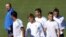 El entrenador del Real Madrid, Rafa Benítez (i), junto a los jugadores Varane (2i), Kroos (3i), Cristiano Ronaldo (3d), Cheryshev (2d) y Bale (d), durante la última sesión de entrenamiento.