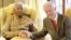 Un fotografía facilitada hoy martes 17 de julio de 2012 muestra al expresiente de Sudáfrica y Premio Nobel de la Paz Nelson Mandela (i) saluda a Bill Clinton (d) despúes de la visita del expresidente norteamericano con motivo del 94º cumpleaños de Mandela