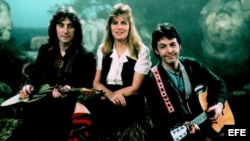 Paul MacCartney junto a su esposa Linda y uno de los componentes del grupo musical "Wings"