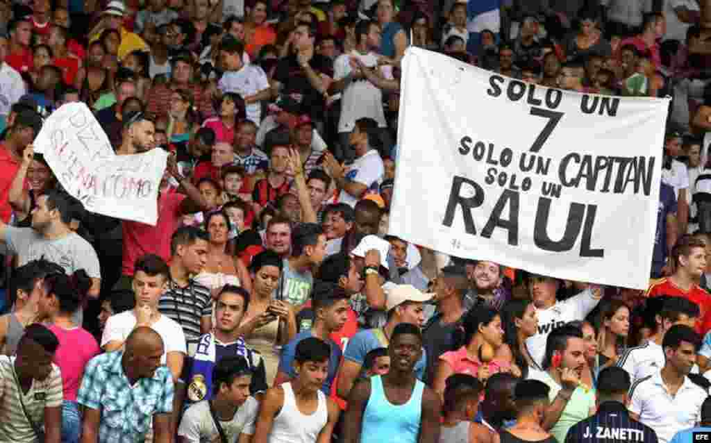 En el estadio Pedro Marrero de La Habana se congregaron miles de cubanos para asistir al partido entre Cosmos de Nueva York y la selección nacional de Cuba. 