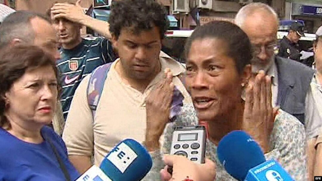 Ismara Sánchez, madre de la familia de cinco personas de origen cubano que hoy han sido desalojados de su vivienda en Alicante, por el impago del alquiler desde el pasado mes de julio, durante las declaraciones que ha realizado a la prensa tras la ejecuci