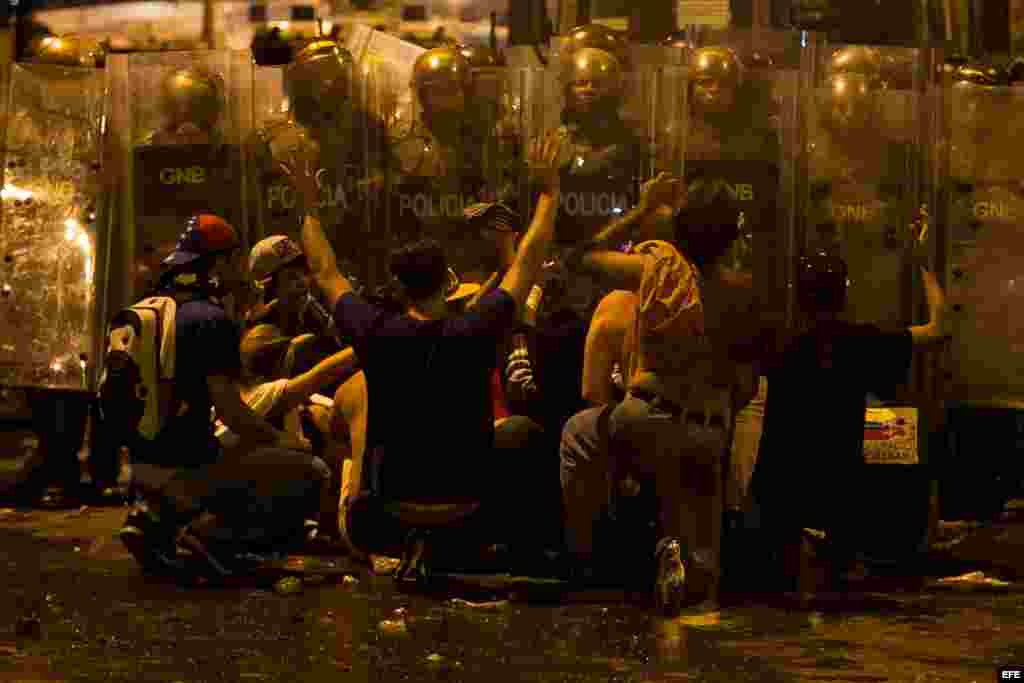 CAR414 CARACAS (VENEZUELA), 15/04/2013.- Opositores manifiestan hoy, lunes 15 de abril de 2013, su rechazo a la proclamación de Nicolás Maduro como ganador de las elecciones presidenciales del domingo y presidente electo con manifestaciones y un cacerolaz