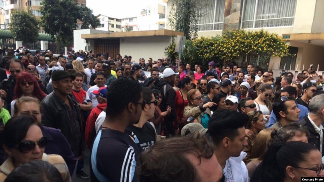 Cubanos reunidos a las puertas de la Embajada de México en Ecuador. Fotos enviadas por cubanos en el lugar.