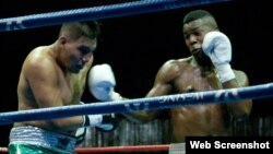 Leinier Peró, boxeador de los Domadores de Cuba (d).