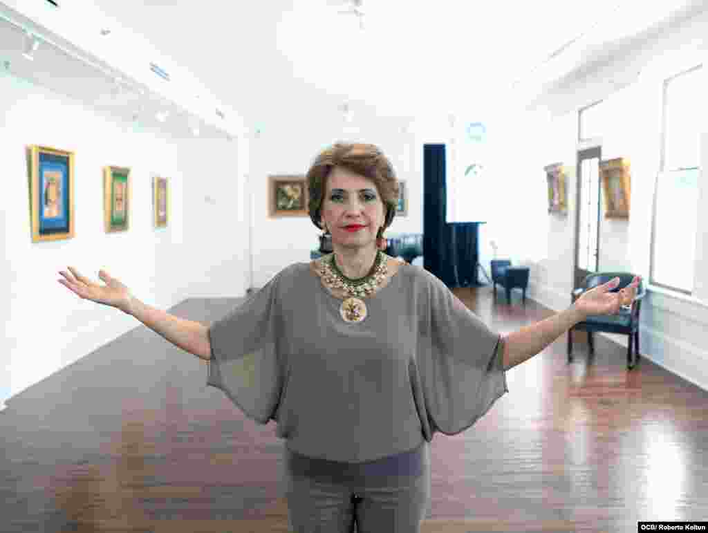 Beatriz Ramírez, artista plástica colombiana, presenta su exposición &quot;Reina de Porcelana&quot;.&nbsp;La carrera artística de Ramírez, con más de 40 años, ha sido reconocida con alrededor de 30 premios internacionales en la modalidad de pintura en porcelana.&nbsp;Foto: Roberto Koltún, OCB Staff.