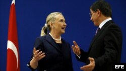 La secretaria de estado estadounidense, Hillary Clinton (izquierda), y el ministro turco de Exteriores, Ahmet Davutoglu. 